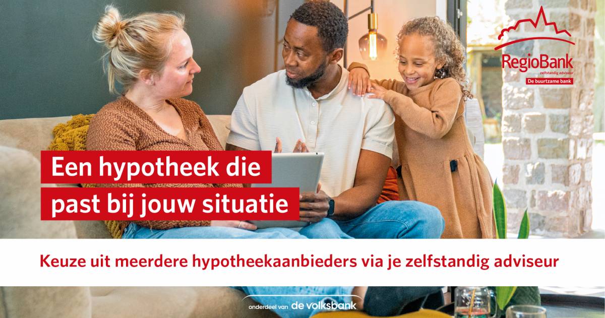 Een gezin samen op de bank met een laptop en een meisje wat er naast staat