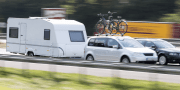 auto met caravan op snelweg